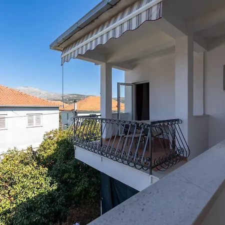 Cozy 1-bedroom Near The Center Of تروغير