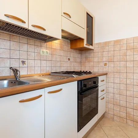 Cozy 1-bedroom Near The Center Of Apartment *