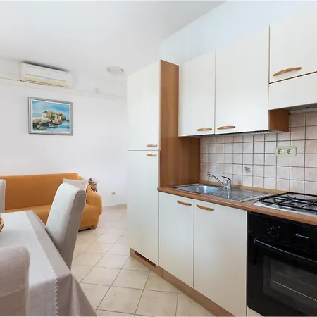 Apartment Cozy 1-bedroom Near The Center Of *