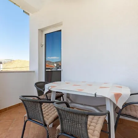 Cozy 1-bedroom Near The Center Of تروغير